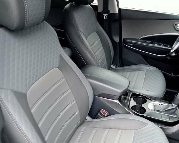 Сірий Хендай Санта Фе, об'ємом двигуна 2.4 л та пробігом 197 тис. км за 12000 $, фото 4 на Automoto.ua