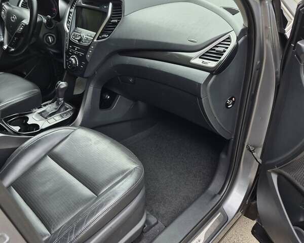 Серый Хендай Санта Фе, объемом двигателя 2.2 л и пробегом 219 тыс. км за 15950 $, фото 15 на Automoto.ua