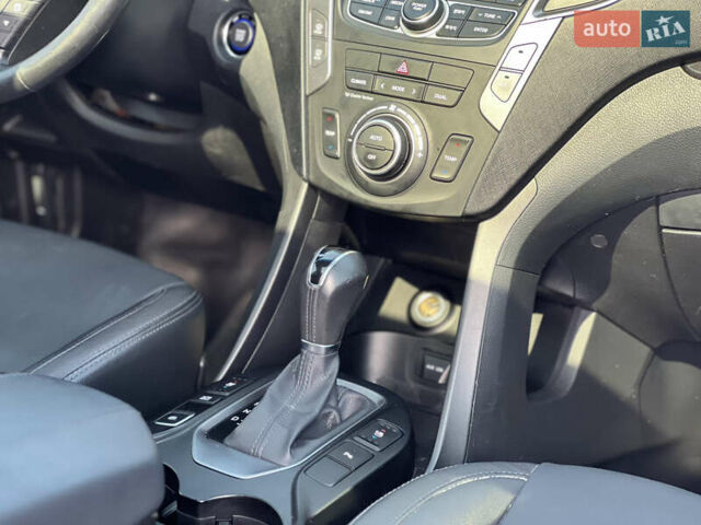 Сірий Хендай Санта Фе, об'ємом двигуна 2 л та пробігом 209 тис. км за 17900 $, фото 37 на Automoto.ua