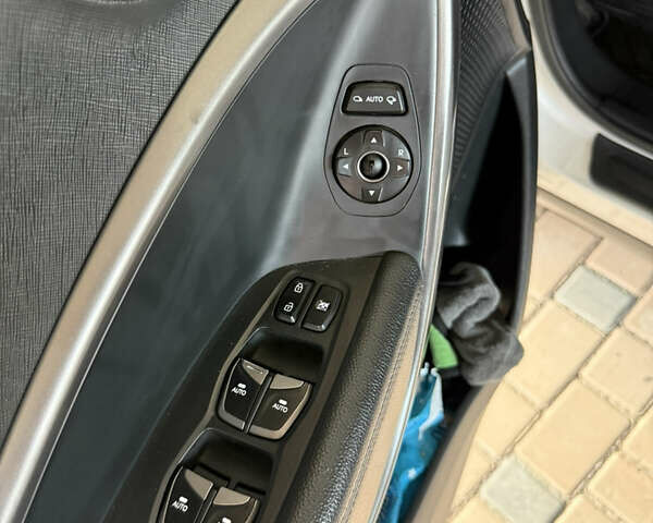 Серый Хендай Санта Фе, объемом двигателя 2.2 л и пробегом 290 тыс. км за 13700 $, фото 25 на Automoto.ua