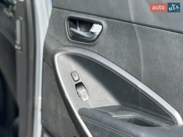 Сірий Хендай Санта Фе, об'ємом двигуна 2 л та пробігом 209 тис. км за 17900 $, фото 28 на Automoto.ua