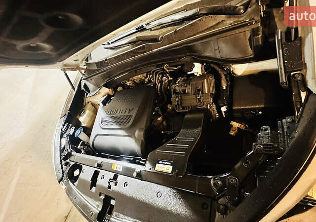 Серый Хендай Санта Фе, объемом двигателя 2 л и пробегом 190 тыс. км за 16700 $, фото 5 на Automoto.ua