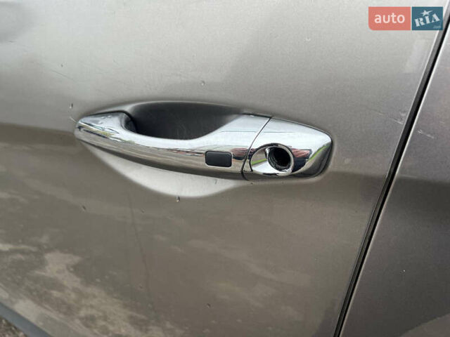 Сірий Хендай Санта Фе, об'ємом двигуна 2 л та пробігом 158 тис. км за 12400 $, фото 12 на Automoto.ua