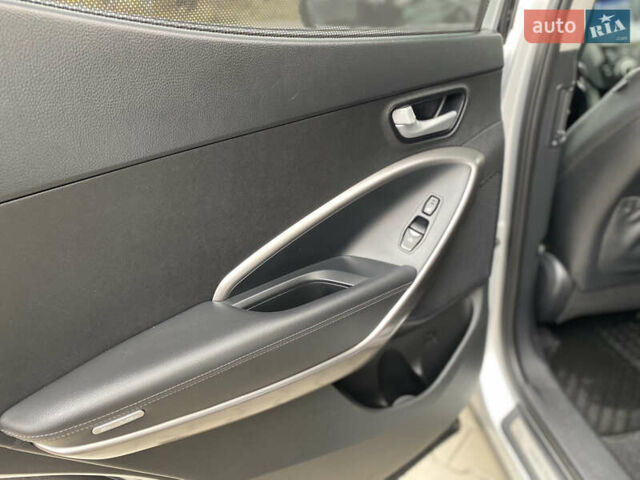 Серый Хендай Санта Фе, объемом двигателя 2.36 л и пробегом 219 тыс. км за 13800 $, фото 18 на Automoto.ua