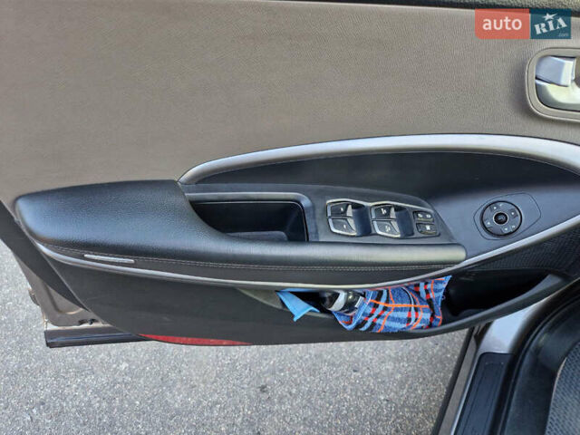 Серый Хендай Санта Фе, объемом двигателя 2.36 л и пробегом 165 тыс. км за 16000 $, фото 7 на Automoto.ua