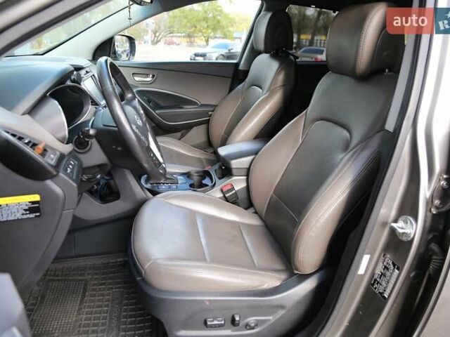 Серый Хендай Санта Фе, объемом двигателя 2.36 л и пробегом 144 тыс. км за 15600 $, фото 6 на Automoto.ua