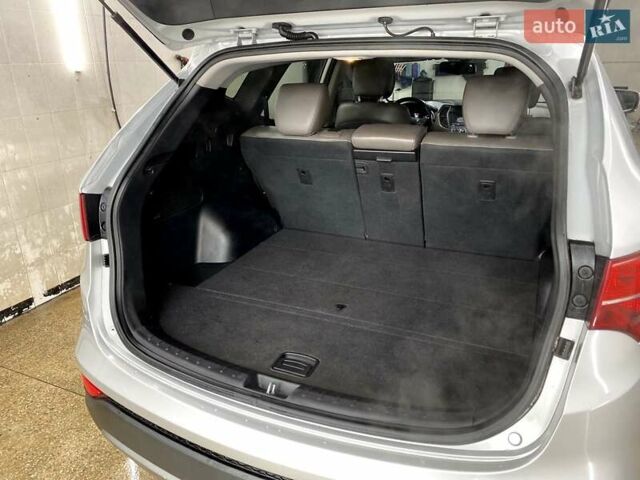 Серый Хендай Санта Фе, объемом двигателя 2 л и пробегом 130 тыс. км за 14700 $, фото 8 на Automoto.ua