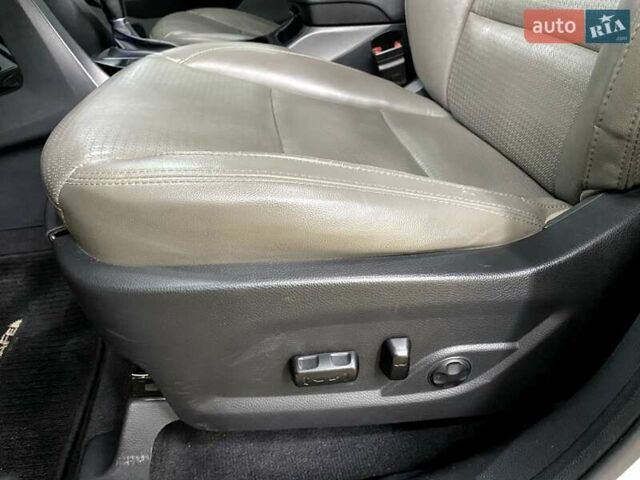 Серый Хендай Санта Фе, объемом двигателя 2 л и пробегом 130 тыс. км за 14700 $, фото 12 на Automoto.ua