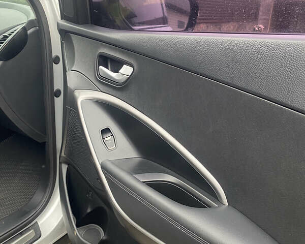 Серый Хендай Санта Фе, объемом двигателя 2 л и пробегом 173 тыс. км за 18200 $, фото 5 на Automoto.ua