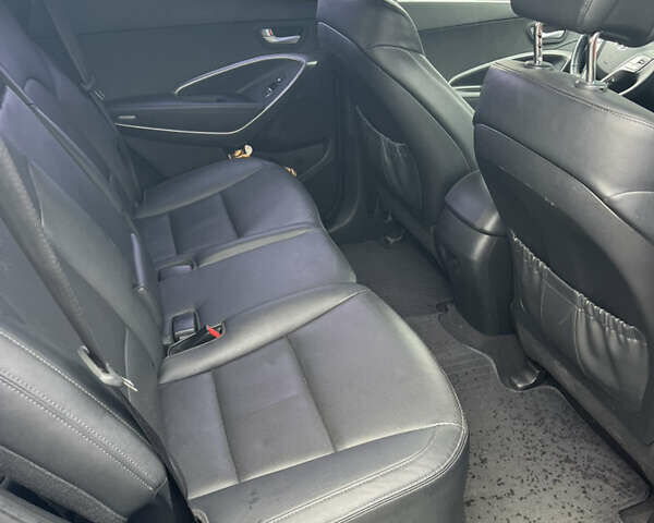 Серый Хендай Санта Фе, объемом двигателя 2 л и пробегом 281 тыс. км за 16600 $, фото 7 на Automoto.ua