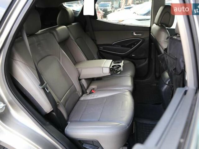 Серый Хендай Санта Фе, объемом двигателя 2.36 л и пробегом 144 тыс. км за 15600 $, фото 8 на Automoto.ua