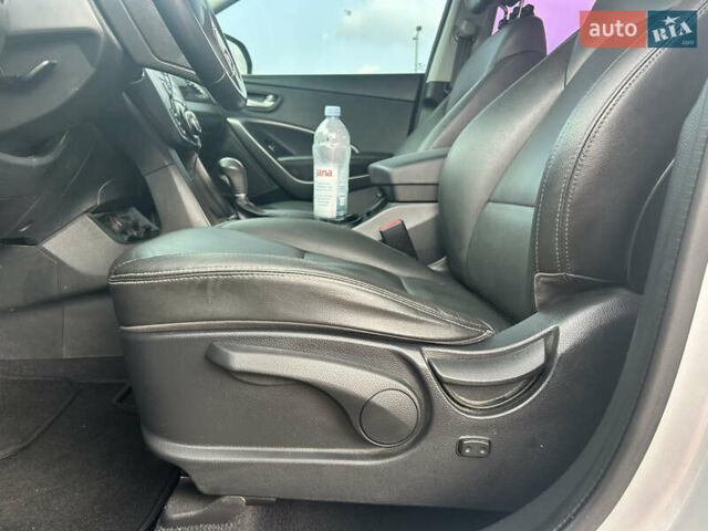 Серый Хендай Санта Фе, объемом двигателя 2 л и пробегом 93 тыс. км за 17204 $, фото 7 на Automoto.ua