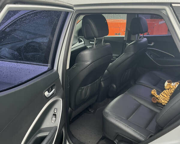 Серый Хендай Санта Фе, объемом двигателя 2 л и пробегом 281 тыс. км за 16600 $, фото 18 на Automoto.ua