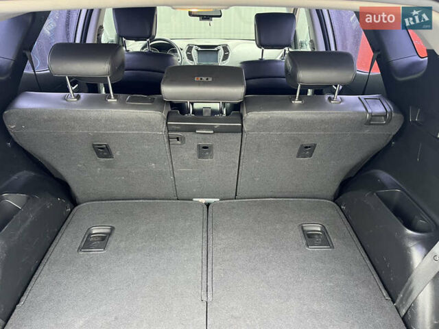 Серый Хендай Санта Фе, объемом двигателя 2 л и пробегом 281 тыс. км за 16600 $, фото 8 на Automoto.ua