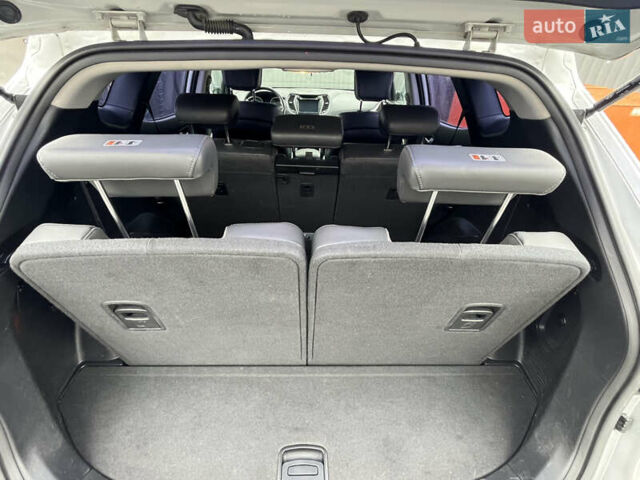 Серый Хендай Санта Фе, объемом двигателя 2 л и пробегом 281 тыс. км за 16600 $, фото 10 на Automoto.ua