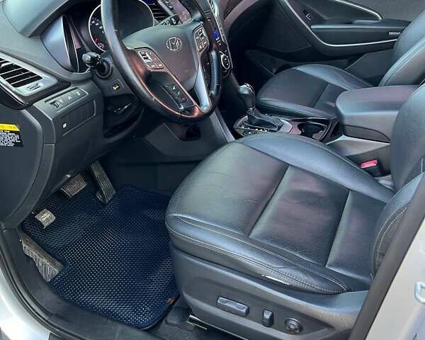 Серый Хендай Санта Фе, объемом двигателя 2 л и пробегом 247 тыс. км за 15500 $, фото 4 на Automoto.ua