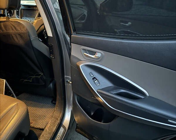 Серый Хендай Санта Фе, объемом двигателя 2.36 л и пробегом 202 тыс. км за 14800 $, фото 3 на Automoto.ua