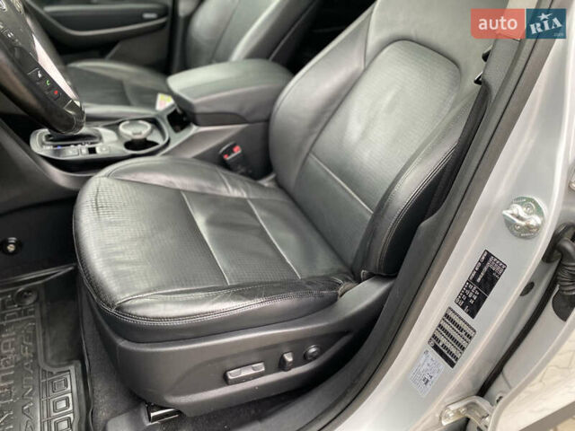 Серый Хендай Санта Фе, объемом двигателя 2.36 л и пробегом 219 тыс. км за 13800 $, фото 10 на Automoto.ua