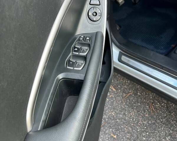 Серый Хендай Санта Фе, объемом двигателя 2 л и пробегом 247 тыс. км за 15500 $, фото 5 на Automoto.ua