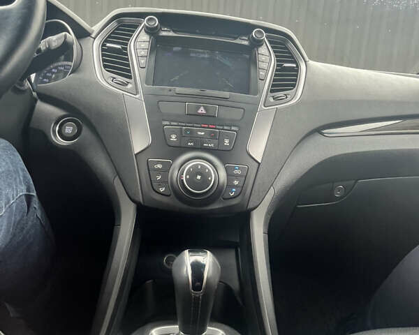 Серый Хендай Санта Фе, объемом двигателя 2 л и пробегом 281 тыс. км за 16600 $, фото 4 на Automoto.ua