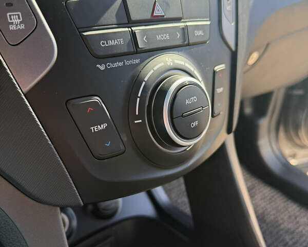 Серый Хендай Санта Фе, объемом двигателя 2 л и пробегом 171 тыс. км за 16900 $, фото 9 на Automoto.ua