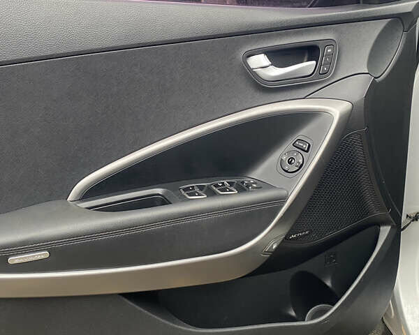 Серый Хендай Санта Фе, объемом двигателя 2 л и пробегом 173 тыс. км за 18200 $, фото 3 на Automoto.ua