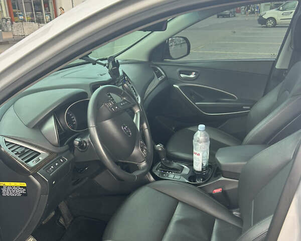 Серый Хендай Санта Фе, объемом двигателя 2 л и пробегом 93 тыс. км за 17204 $, фото 6 на Automoto.ua