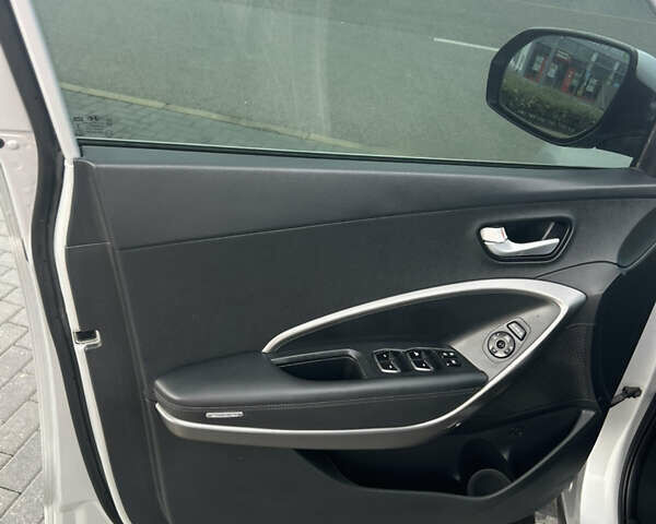 Серый Хендай Санта Фе, объемом двигателя 2 л и пробегом 93 тыс. км за 17204 $, фото 5 на Automoto.ua