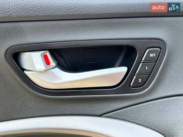 Серый Хендай Санта Фе, объемом двигателя 2 л и пробегом 129 тыс. км за 19000 $, фото 15 на Automoto.ua