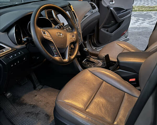 Серый Хендай Санта Фе, объемом двигателя 2.36 л и пробегом 202 тыс. км за 14800 $, фото 2 на Automoto.ua