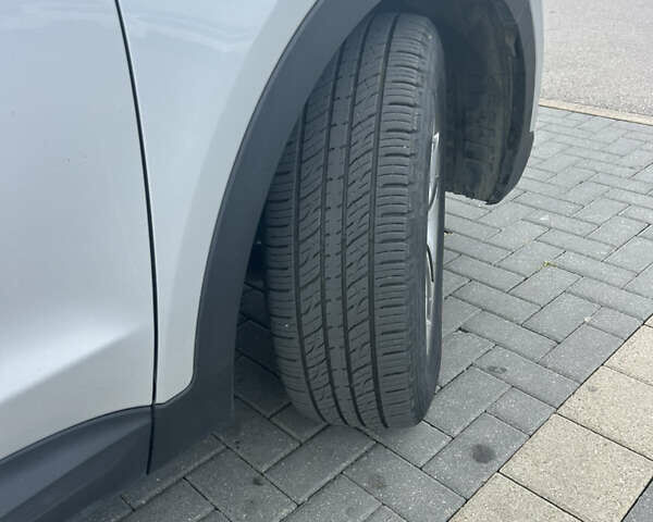 Серый Хендай Санта Фе, объемом двигателя 2 л и пробегом 93 тыс. км за 17204 $, фото 3 на Automoto.ua