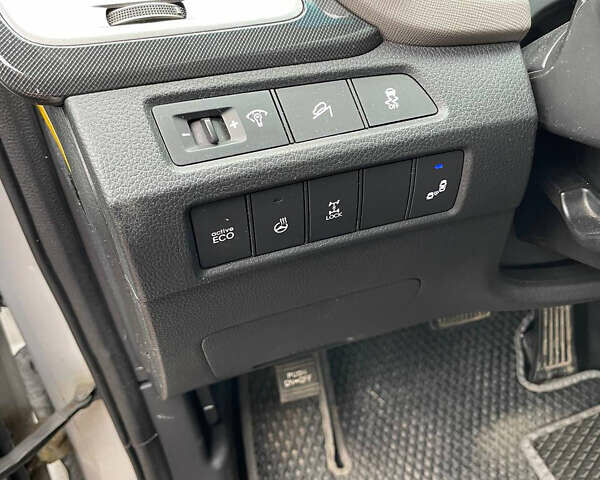 Серый Хендай Санта Фе, объемом двигателя 2.36 л и пробегом 113 тыс. км за 17000 $, фото 9 на Automoto.ua