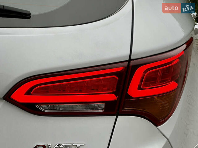 Серый Хендай Санта Фе, объемом двигателя 2 л и пробегом 194 тыс. км за 17900 $, фото 2 на Automoto.ua