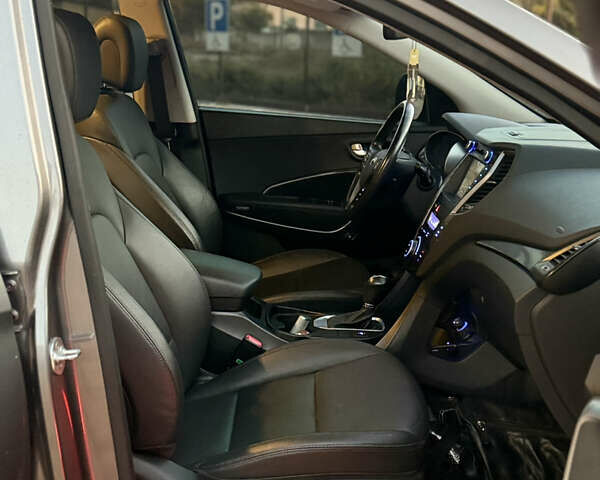 Серый Хендай Санта Фе, объемом двигателя 2 л и пробегом 207 тыс. км за 18500 $, фото 10 на Automoto.ua