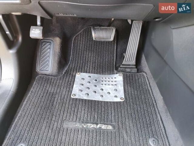 Серый Хендай Санта Фе, объемом двигателя 2.36 л и пробегом 200 тыс. км за 13600 $, фото 21 на Automoto.ua