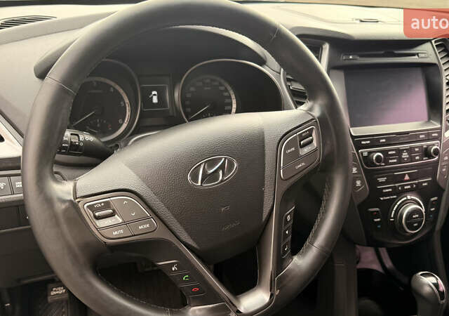 Серый Хендай Санта Фе, объемом двигателя 2 л и пробегом 126 тыс. км за 19000 $, фото 3 на Automoto.ua