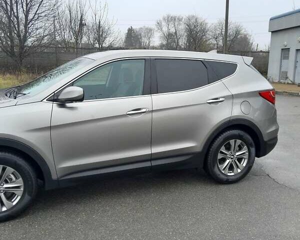 Серый Хендай Санта Фе, объемом двигателя 2.36 л и пробегом 285 тыс. км за 12700 $, фото 2 на Automoto.ua