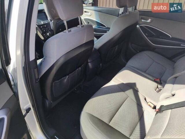 Серый Хендай Санта Фе, объемом двигателя 2.36 л и пробегом 200 тыс. км за 13600 $, фото 14 на Automoto.ua