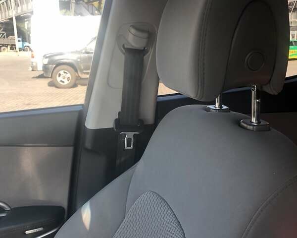 Серый Хендай Санта Фе, объемом двигателя 2.4 л и пробегом 191 тыс. км за 15000 $, фото 10 на Automoto.ua