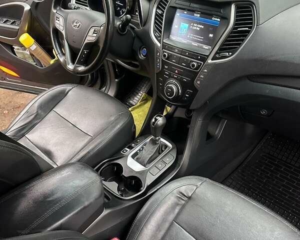 Серый Хендай Санта Фе, объемом двигателя 2.2 л и пробегом 179 тыс. км за 21500 $, фото 17 на Automoto.ua