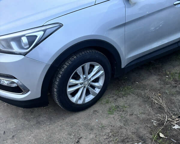 Сірий Хендай Санта Фе, об'ємом двигуна 2 л та пробігом 125 тис. км за 19000 $, фото 3 на Automoto.ua