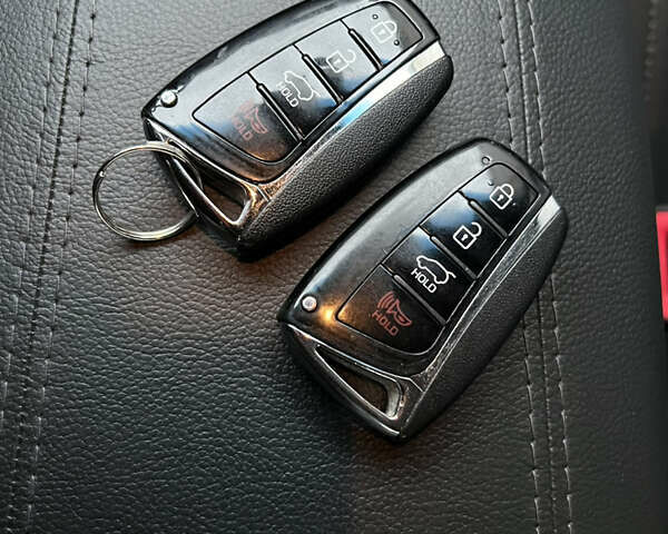 Серый Хендай Санта Фе, объемом двигателя 2 л и пробегом 194 тыс. км за 17900 $, фото 4 на Automoto.ua