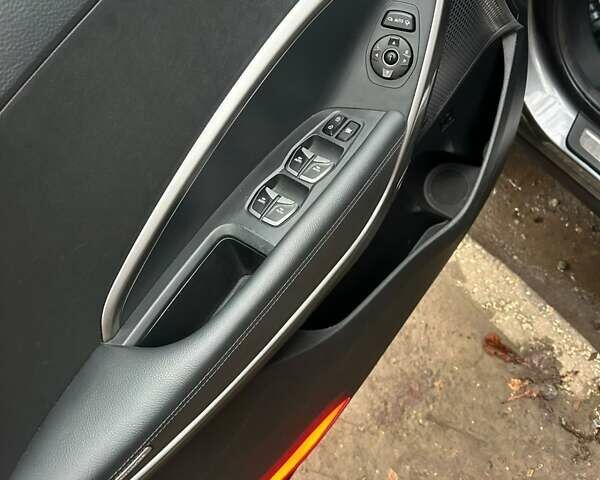 Серый Хендай Санта Фе, объемом двигателя 2.2 л и пробегом 179 тыс. км за 21500 $, фото 23 на Automoto.ua