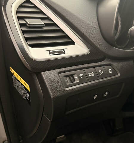 Серый Хендай Санта Фе, объемом двигателя 2 л и пробегом 126 тыс. км за 19000 $, фото 24 на Automoto.ua