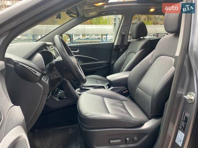 Серый Хендай Санта Фе, объемом двигателя 2.2 л и пробегом 141 тыс. км за 19900 $, фото 8 на Automoto.ua