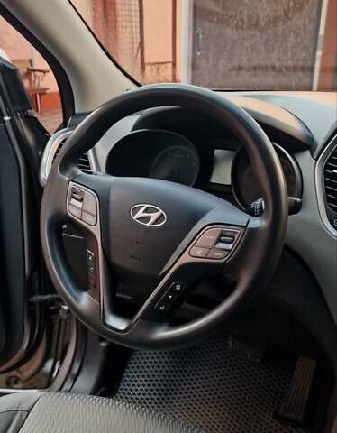 Серый Хендай Санта Фе, объемом двигателя 2.36 л и пробегом 145 тыс. км за 14200 $, фото 6 на Automoto.ua