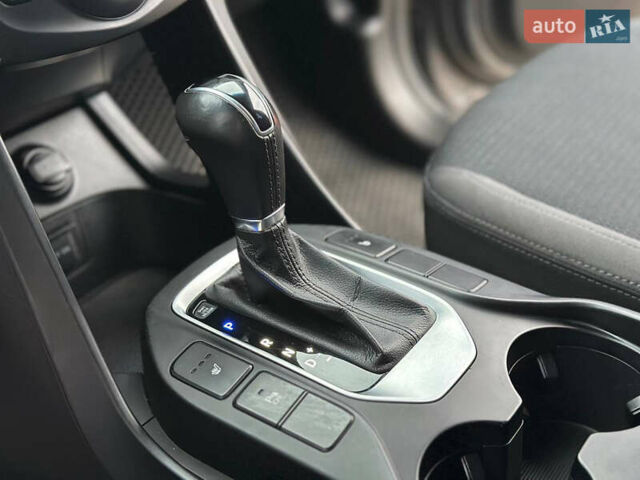 Сірий Хендай Санта Фе, об'ємом двигуна 2.4 л та пробігом 147 тис. км за 17400 $, фото 19 на Automoto.ua