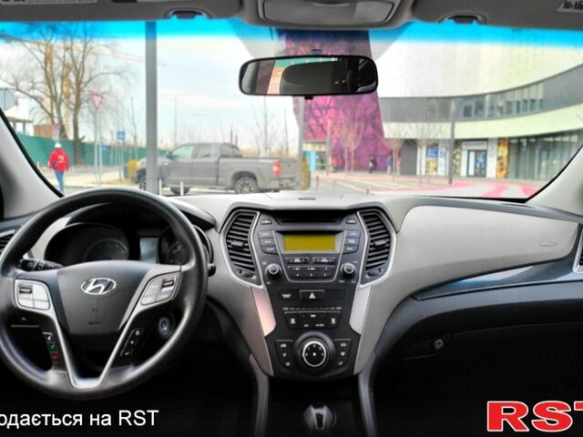 Серый Хендай Санта Фе, объемом двигателя 2.4 л и пробегом 126 тыс. км за 12900 $, фото 4 на Automoto.ua