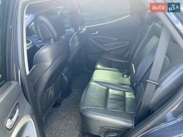 Серый Хендай Санта Фе, объемом двигателя 2 л и пробегом 250 тыс. км за 18000 $, фото 1 на Automoto.ua