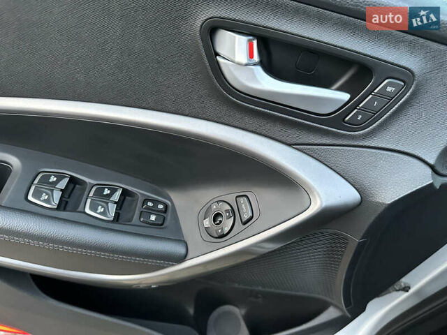 Серый Хендай Санта Фе, объемом двигателя 2.2 л и пробегом 162 тыс. км за 20300 $, фото 33 на Automoto.ua